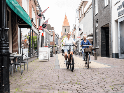 Dames fietsen in centrum Montfoort