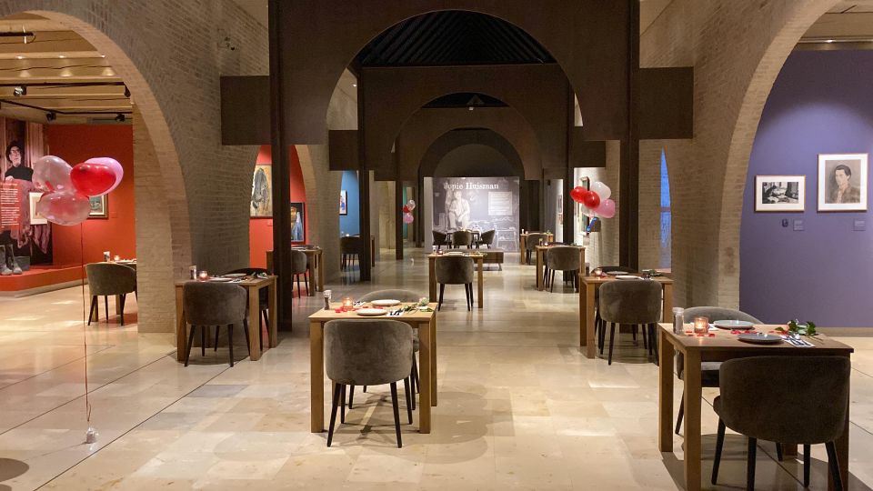 Verschillende romantisch gedekte tafeltjes voor 2 in het Jopie Huisman Museum in Workum.