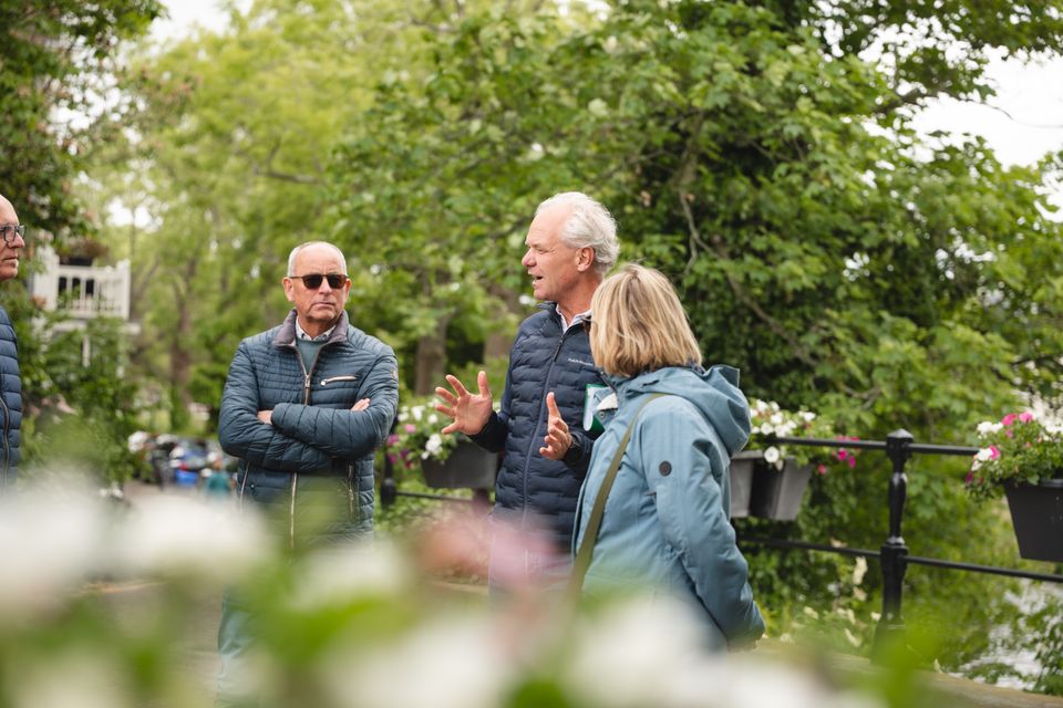 Gids Marcel Honsbeek tijdens een stadswandeling van Explore Leiden