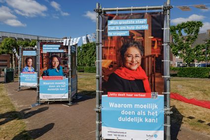 Foto met banners van mensen die aangeven waarom ze taal zo moeilijk vinden