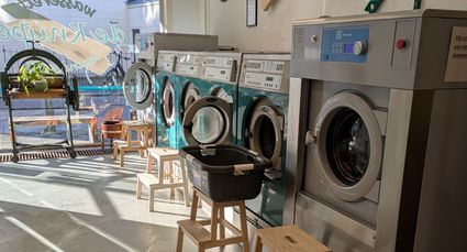 Interieur van Wasserette De Knijper in Woerden met moderne wasmachines en servicewas faciliteiten.