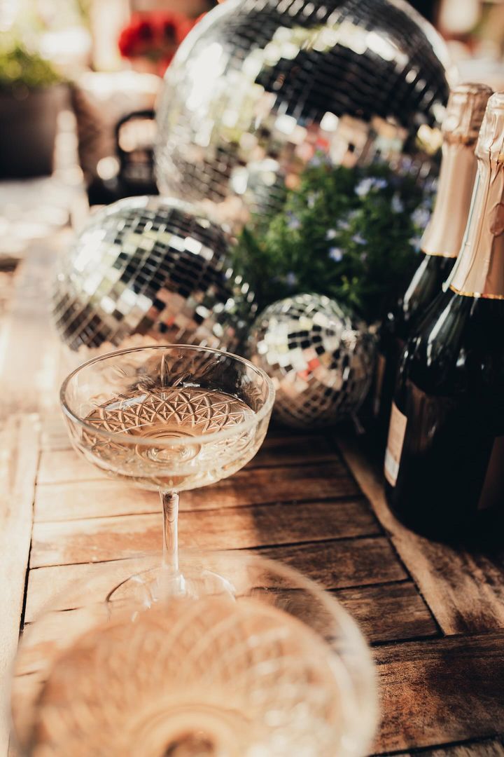 Stijlvolle details en sprankelende vibes tijdens een Boozy Brunch bij Viviamo in Woerden. Een elegante cocktail, feestelijke disco-elementen en een warme setting zorgen voor de perfecte brunchsfeer.