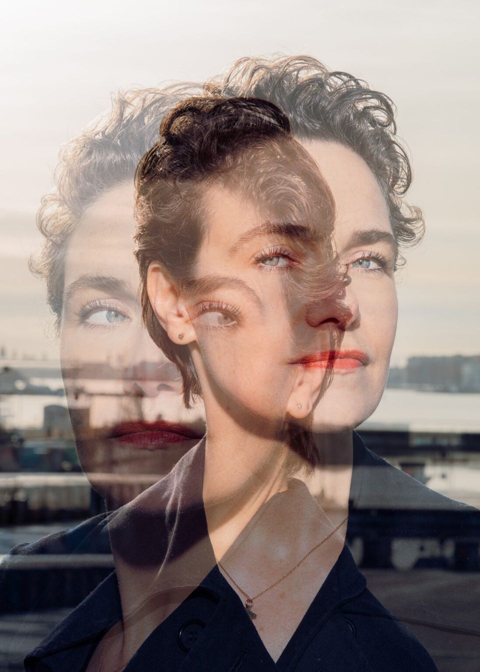 Een foto van het hoofd van een vrouw die wazig de andere kant op kijkt