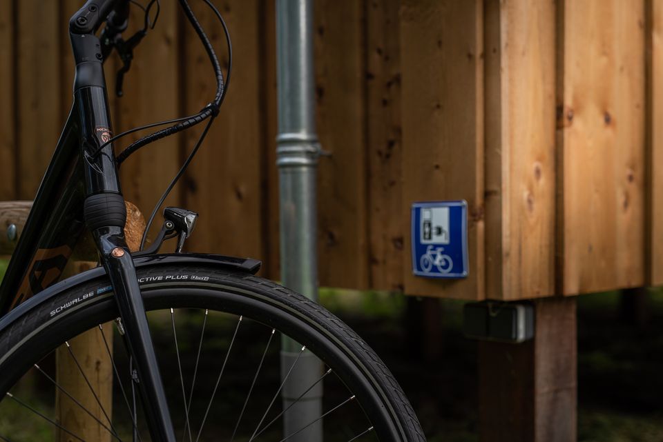 Elke lodge is voorzien een stoompunt buiten zodat niet alleen u, maar ook uw fiets kan opladen na een mooie fietstocht door de omgeving.