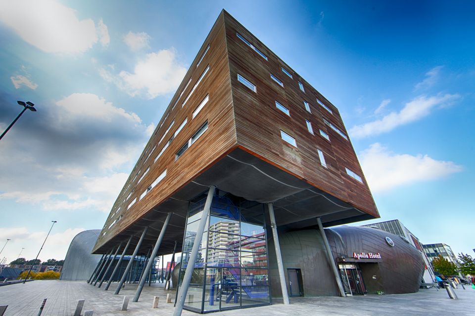 Modern, futuristisch en centraal. Dat is Apollo Hotel Almere City Centre. Het hotel ligt naast Theater KAF, en om de hoek van alle winkels.