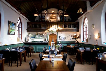 Het interieur van Kerkrestaurant 't Ponkje in Woudsend met nog veel oude details.