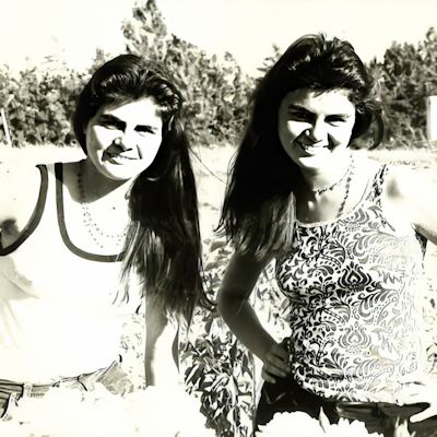 Een zwart-wit foto van 2 vrouwen