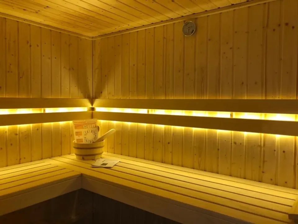 Sauna in een luxe chalet op vakantiepark Tusken de Marren in Akkrum.