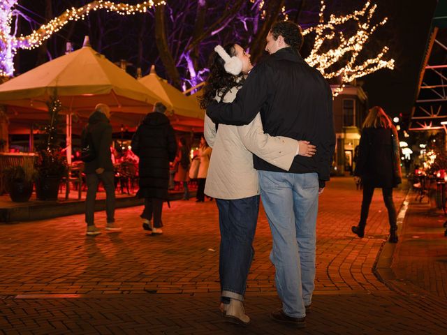 een koppel dat loopt op een plein in Delft