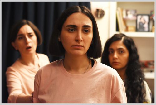 Drie vrouwen die in een kamer staan