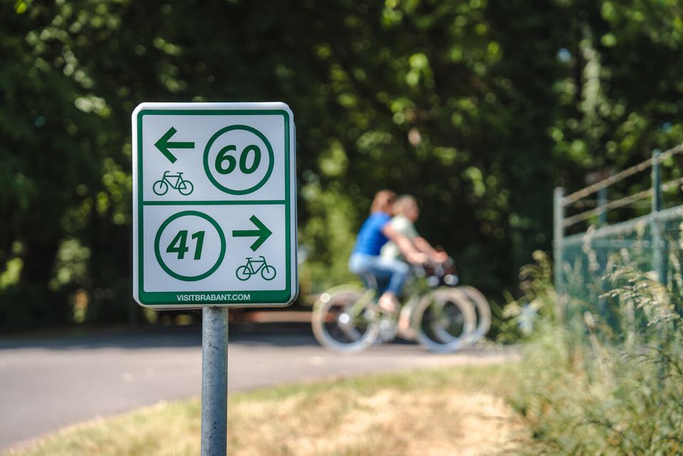 Volg de wit-groene bewegwijzering van knooppunt naar knooppunt en fiets De Verdoemde Brief fietsroute.