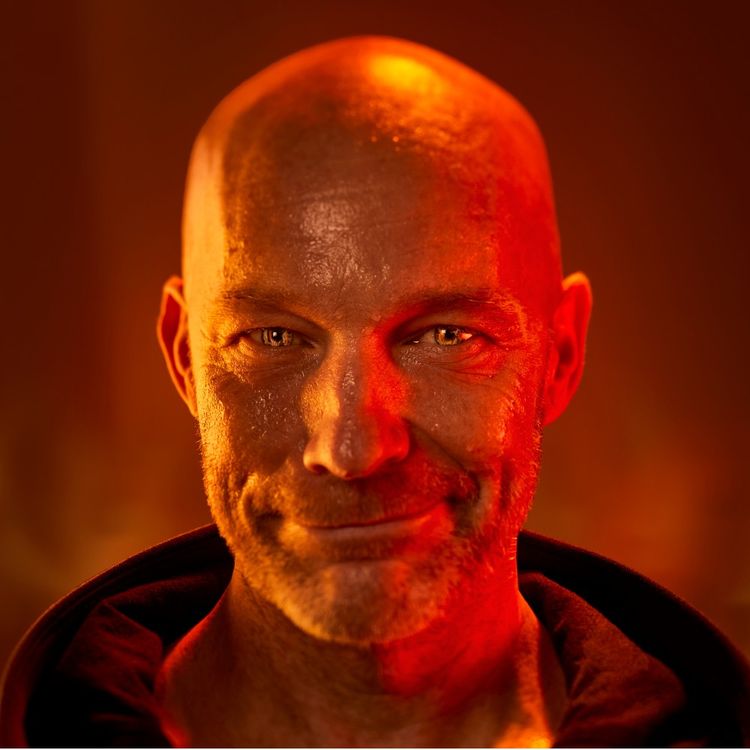 Close-up foto van Jochen Otten met rood-oranje filter.