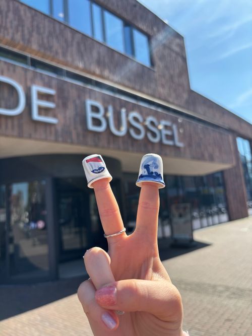 2 vingerhoedjes op vingers