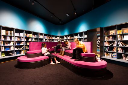 Zithoek met boekenkasten.