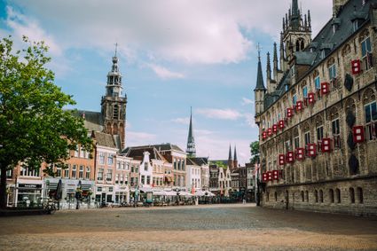 Zicht op een historische stadhuis en Sint Janskerk in Gouda met klassieke gevel in het Groene Hart