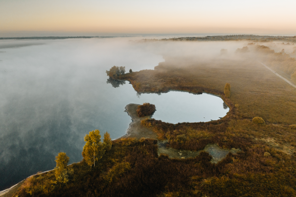 Een droneshot van het Dwingelderveld, met water en bos