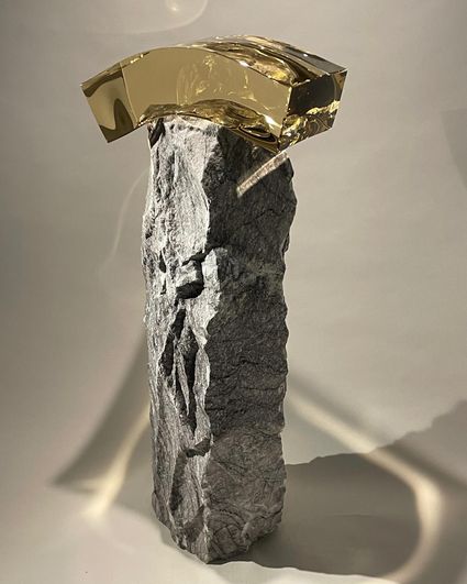 Kunstwerk Vladimir Zbynovsky van zandsteen en optisch glas
