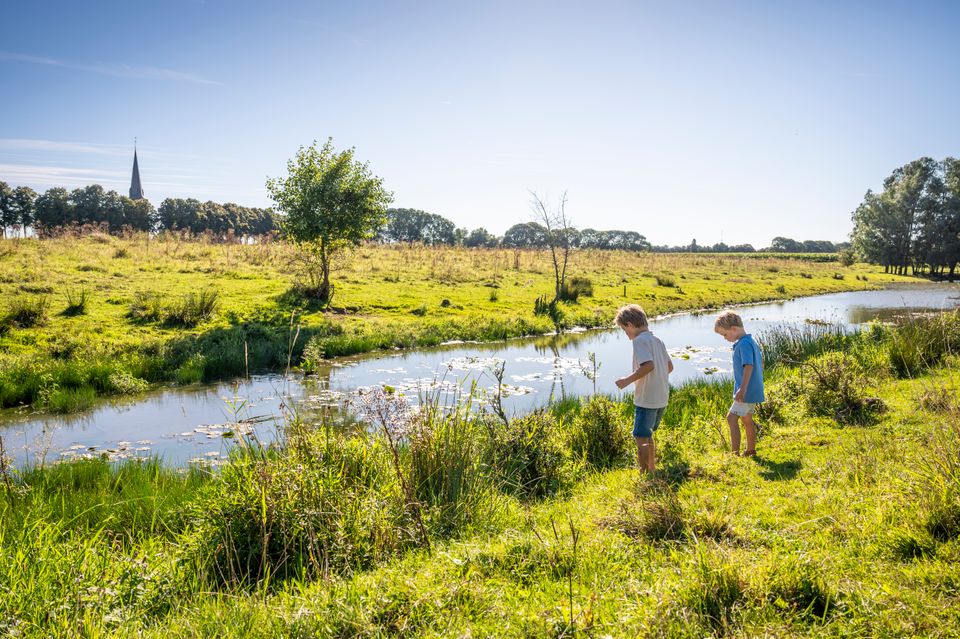 Kinderen bij het water in Demen