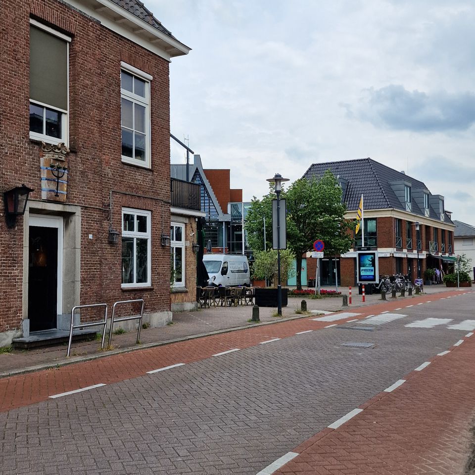 Café Borrelz in Oostzaan met daarop het wapen