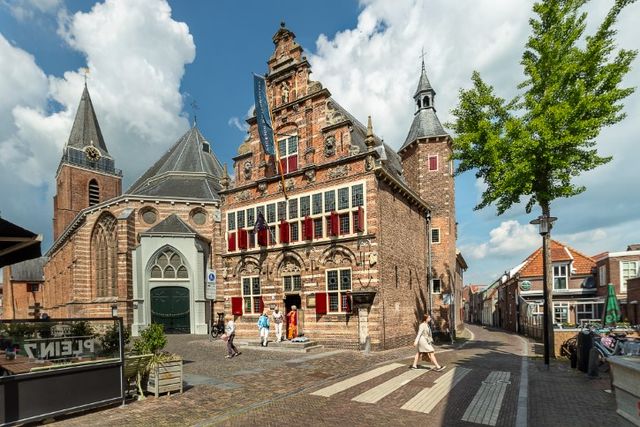Buitenkant van het Stadsmuseum Woerden, met open rode luiken.