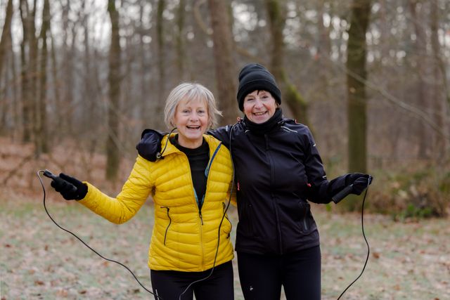 twee vrouwen lachend voor de camera in de winter