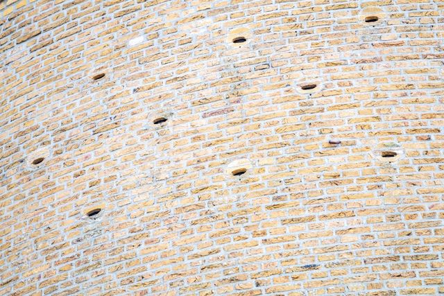 Foto van de stenen muren van molen Persephone in Standdaarbuiten