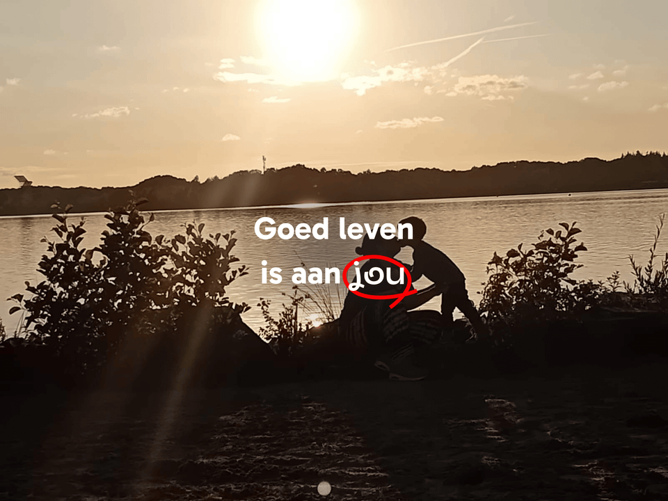 Zoon geeft moeder kusje bij meer met zonsondergang