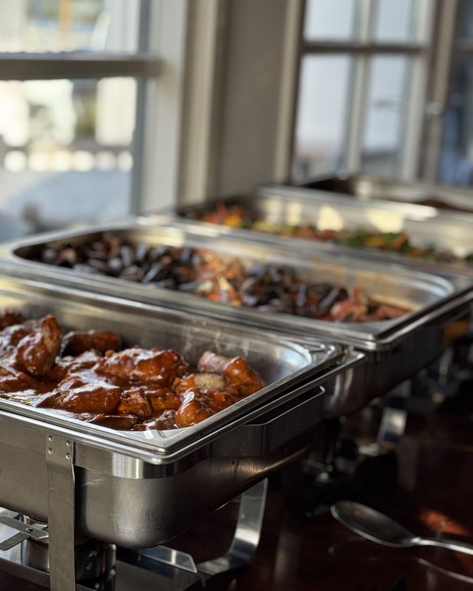 Laat je verwennen met een compleet kerstbuffet aan huis, inclusief servies en bezorging. Bestel vóór 17 december en maak van kerst een feest zonder gedoe!