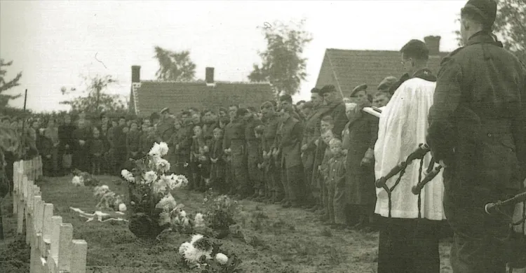 Inwoners van Woensdrecht en Canadese soldaten staan stil bij de gebeurtenis