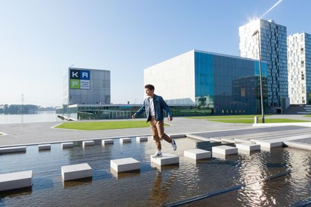 Lopend over stenen waterval Esplanade Almere Centrum