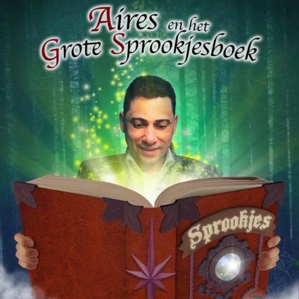 Foto van een jonge man met een groot rood sprookjesboek voor zich, tegen een groene bosrijke achtergrond met sterretjes om hem heen.