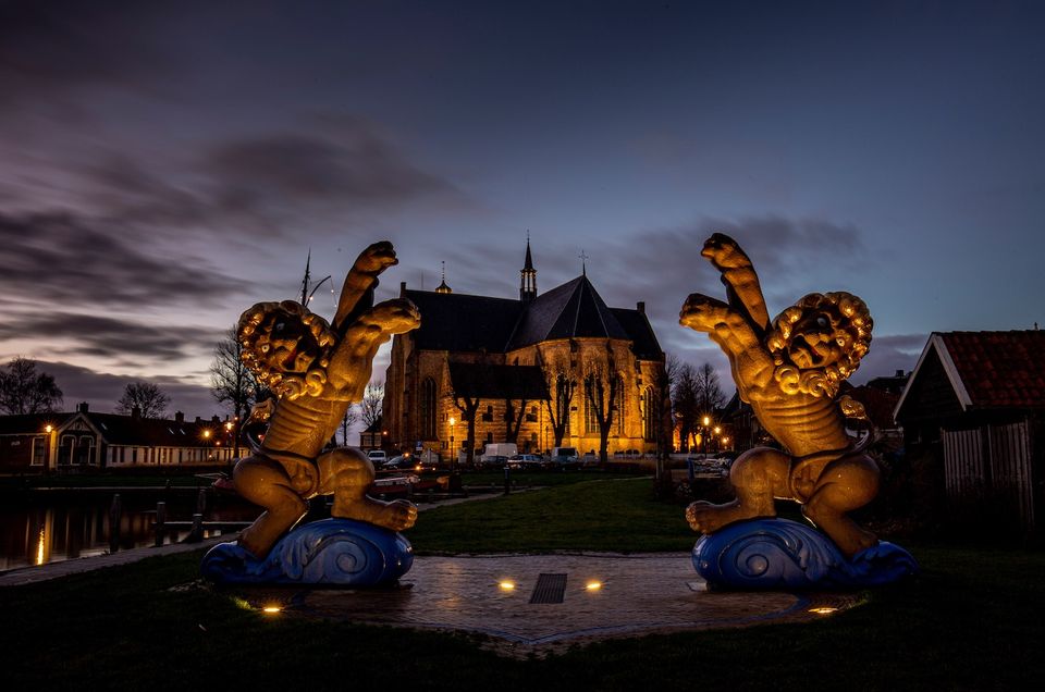 leeuwenfontein workum verlicht in de avond in de winter