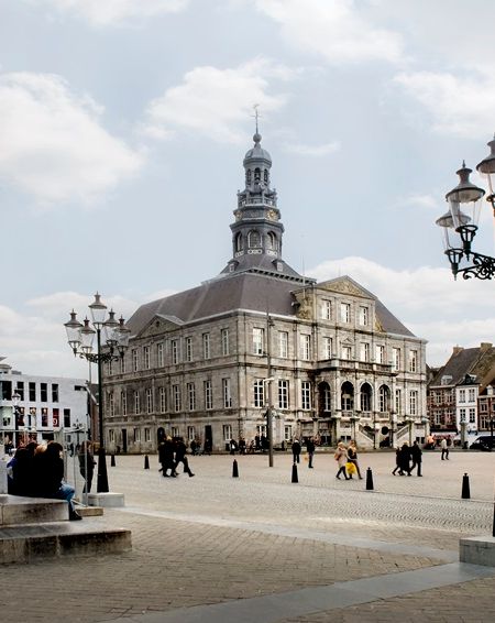 Markt Maastricht plein stadhuis minckelers beeld