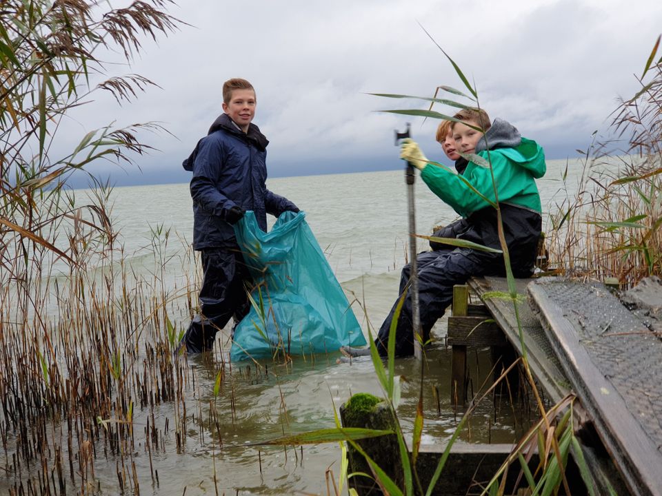 Kinderen ruimen afval op rondom het IJsselmeer.