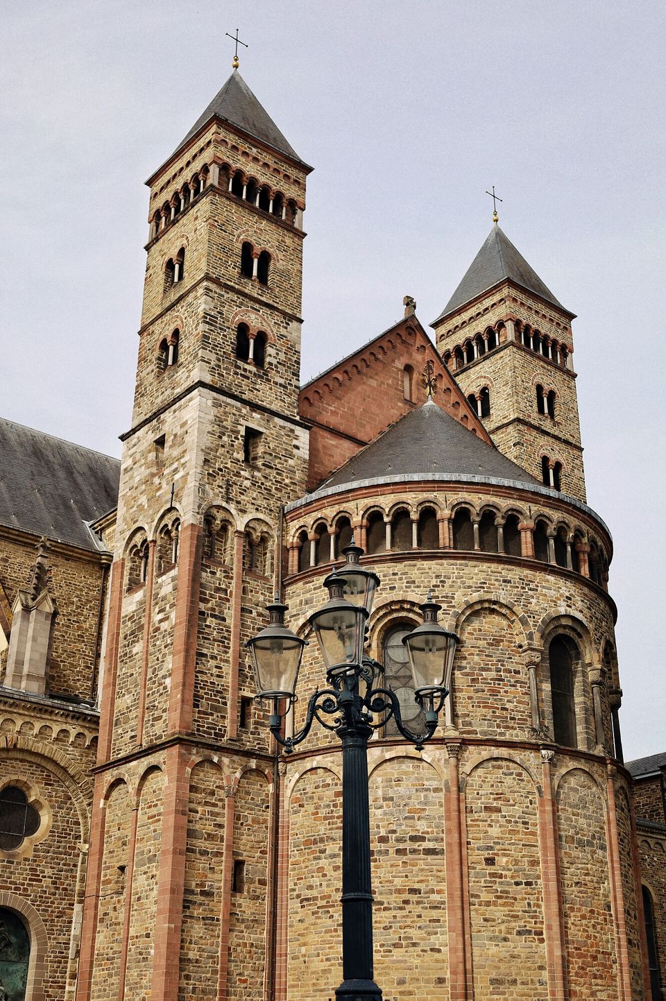 Sint Servaasbasiliek Maastricht voorkant torens