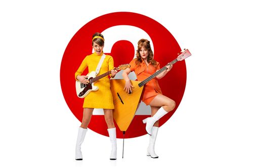Twee vrouwen in gekleurde pakken met een muzieksintrument