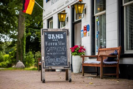 bord koffie met gebak