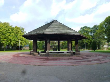 Stadspark de Goffert is aangelegd in de jaren 1935-1939. Het plan en het schema van hoofdwegen is een ontwerp van ir. A. Siebers. Plantagemeester J.H. Schmidt en technisch ambtenaar D. Monshouwer van de Dienst Gemeentewerken Nijmegen maakten de definitieve ontwerpschets. Heidemij zorgde voor de aanleg; het was een werkverschaffingsproject waarbij werklozen verplicht werden ingezet als goedkope arbeidskrachten. Op de foto de schuilkoepel.