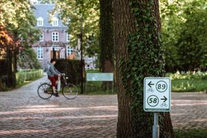 Volg de wit-groene bewegwijzering van knooppunt naar knooppunt en fiets de Leerroute Oisterwijk.