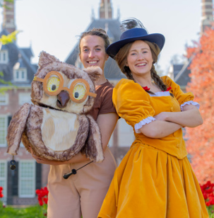 twee dames van de voorstelling verkleed