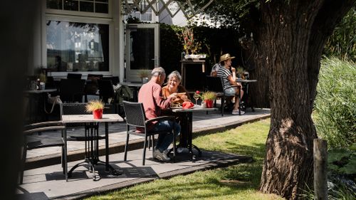 Twee mensen buiten aan het lunchen