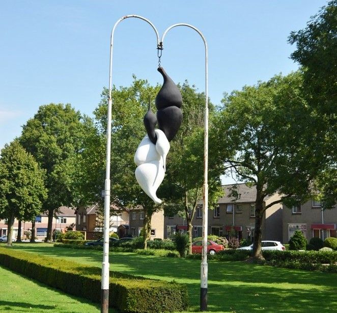 Kunstwerk Ineengestrengelde Zwanen Gilze