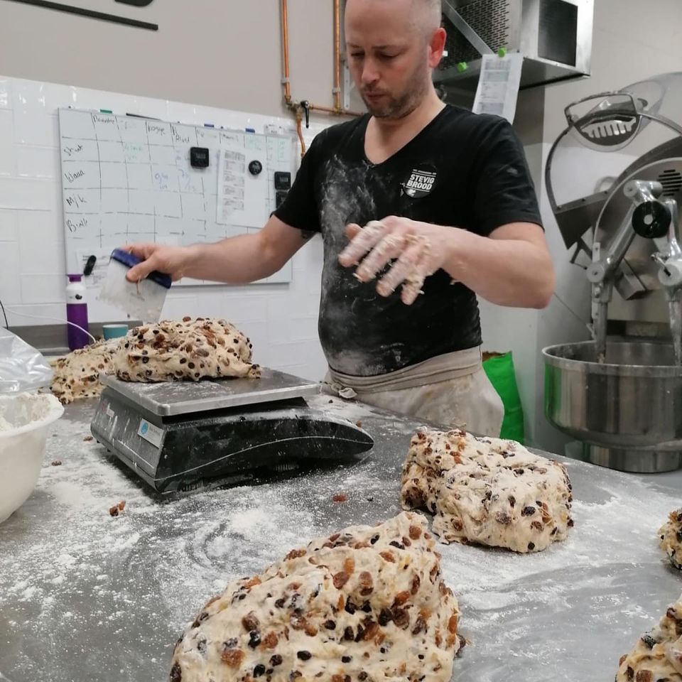 Bakker van Bakkerij Stevig Brood is bezig met brood bakken