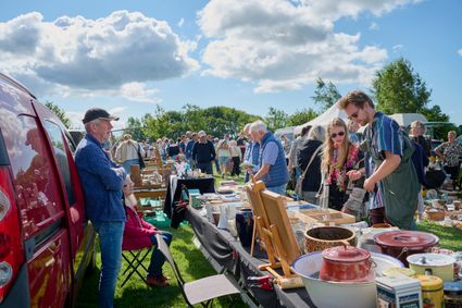 Flinke Flea Markt in een weiland in Hemelum.