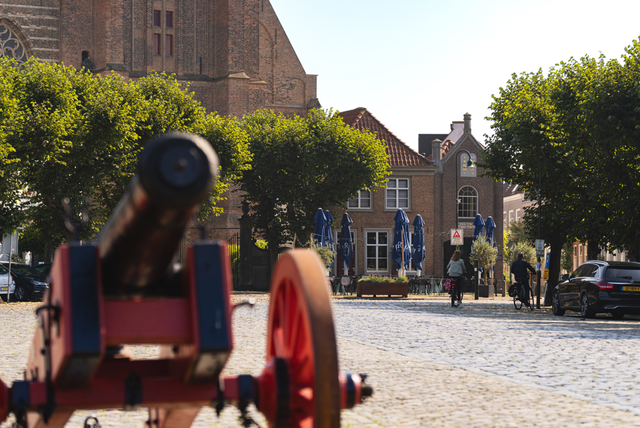 Markt Geertruidenberg met kanon