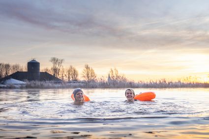 twee vrouwen aan het winterzwemmen