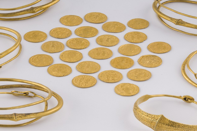 Beilen-Goldschatz: Armbänder und römische Goldmünzen.