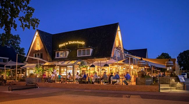 Het terras voor het hotel in de avond