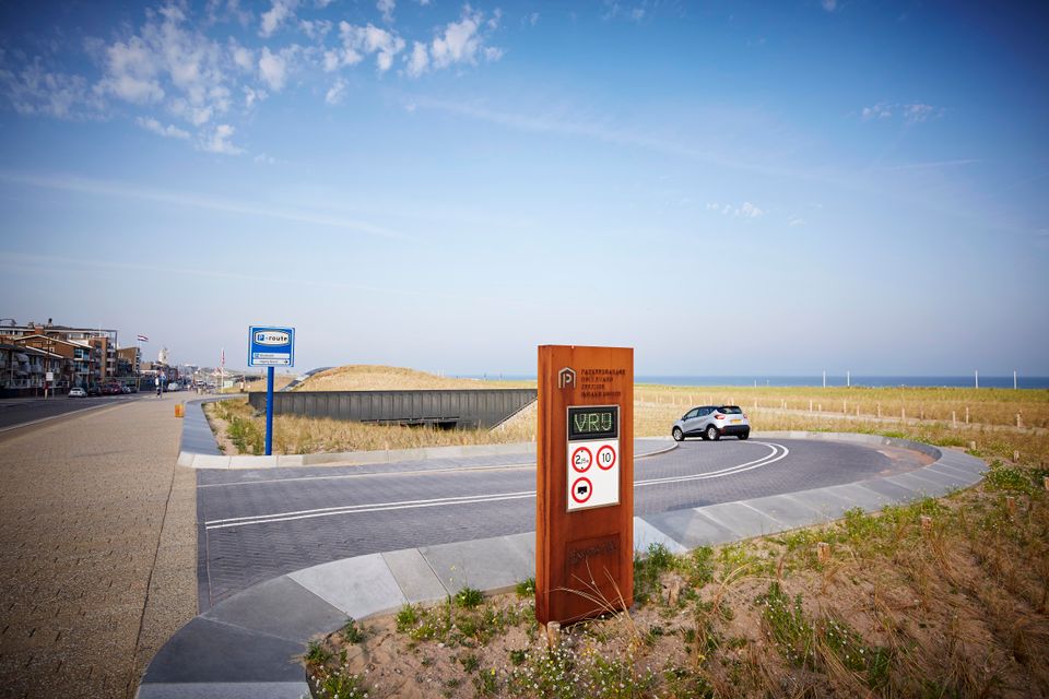 Parkeergarage Zeezijde in Katwijk aan Zee, ingang.