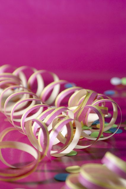 De afbeelding toont kleurrijke papieren slingers en confetti zonder tekst of contextuele boodschap. Voor schermlezers mag deze worden genegeerd.